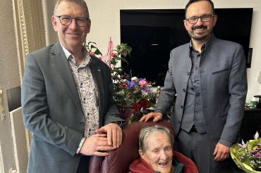 Josefa Fest wird 106 Jahre. Landrat Stefan Rössle und Bürgermeister Dr. Martin Drexler gratulieren ganz herzlich.