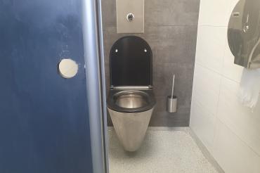 Auf der öffentlichen Toilette am Wörnitzparkhaus kam es zu einer sexuellen Belästigung.