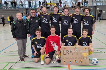 Die Siegermannschaft des Landratsamtes Donau-Ries erhält den Pokal von OB Sorre und stv. Mondspritzer Vorstand  Leo Anzenhofer.