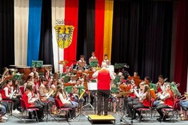 Musikantinnen und Musikanten des Vororchesters der Knaben- und Stadtkapelle Nördlingen zusammen mit Stadtkapellmeister Oliver Körner beim letzten Konzert 2024 im Stadtsaal Klösterle.