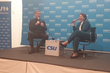 In entspannter Stimmung sprachen Dr. Markus Söder und Claudia Marb über verschiedene Themen.