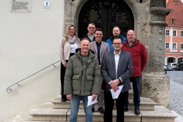 Vorne von links: Klaus Beck und Felix Herrle. Hinten von links: Petra Payer (Leiterin des Ordnungsamts der Stadt Nördlingen), Thomas Schiele (Obmann der Feldgeschworenen Holheim), Oberbürgermeister David Wittner, Johannes Kleemann (Obmann der Feldgeschworenen Dürrenzimmern) sowie Rudolf Weber (Ortssprecher von Holheim)