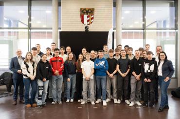 Die Klasse 10c der Realschule Heilig Kreuz bei ihrem Besuch in der Augsburger Bezirksverwaltung.