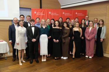 Das Bild zeigt (von links): Martin Jenewein (stellvertretender Vorstandsvorsitzender), Julia Findler (Ausbilderin), Dennis Horst, Matthias Gerstmeier, Daniel Gis, David Pfeifer, Carina Netuschil, Amelie Garmatter, Laura Andreica, Katharina Akar, Sarah Kränzle, Lisa Akar, Felix Wiesner, Franziska Mann, Lukas Klopfer, Mia Meixner, Luisa Scheurle, Johann Natzer (Vorstandsvorsitzender), Vanesa Lloqanaj-Guzek, Stefan Sturm (Ausbilder) Lena-Marie Schnabel