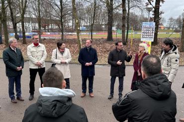 Das Foto entstand im Rieser Sportpark, wo der geplante Kunstrasenplatz des TSV Nördlingen besichtigt wurde.