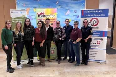 Auf dem Bild zu sehen v.l.n.r.: Elisabeth Marx (Landratsamt Donau-Ries); Isabella Ott (Landratsamt Donau-Ries); Anja Masuch (Landratsamt Donau-Ries); Dilara Duman (Caritas Suchtfachambulanz Donau-Ries); Niels Pruin (Caritas Suchtfachambulanz Donau-Ries); Martina Nagler (Landratsamt Donau-Ries); Stefan Graßl (Landratsamt Donau-Ries); Birgit Baier (Notärztin); Sabrina Trieb (Polizeiinspektion Donau-Ries); 