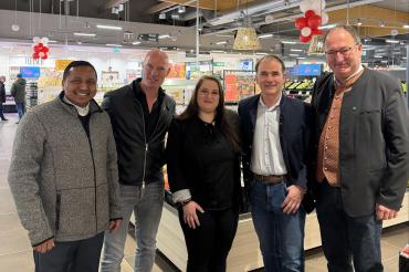 Bei der offiziellen Eröffnung am Mittwochabend, 11. Februar 2026. Auf dem Bild zu sehen (von link): Pater Vinson, Willi Ihle, Marktleiterin Rebekka Kopp, Peter Pletschacher und Bürgermeister Alois Schiegg. 