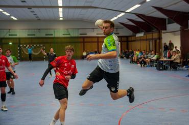 Dennis Ott und die erste Herrenmannschaft kehren am Samstag nach der Faschingspause wieder in die Schmutterhalle zurück.