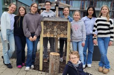 Die Schüler der AG Klimaschule des THG mit ihrem Insektenhotel für den Natur-Lehrpfad am neuen Recyclinghof des AWV.