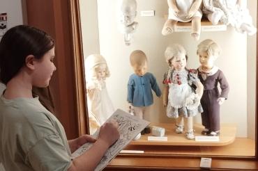 Wimmelbild Käthe Kruse Puppen Museum 