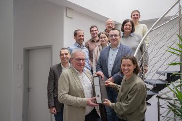 Manfred Steger (Lebenshilfe Donau-Ries) und Doreen Paus (Stiftung Sankt Johannes). Weiterhin auf dem Foto zweite Reihe v.l.n.r. Arthur Lettenbauer (BRK), Branko Schäpers (Caritas), dritte Reihe: Johannes Beck (Diakonie), Christian Trollmann (Landratsamt Donau-Ries), Luisa Eder (Diakonie), Andrea Beranek (Diakoneo) und vierte Reihe: Martin Heilingbrunner (BRK) und Judith Feige (Lebenshilfe Donau-Ries). 