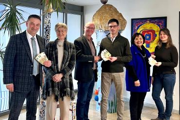 Große Freude herrschte bei der Spendenübergabe im Landratsamt Donau-Ries beim Personalratsvorsitzendem Alexander Wolfinger, Regina Thum-Ziegler (Kinderherz Wemding), Erwin Seiler (Lebenshilfe), Xaver Josef Fensterer (Personalrat), Rosmarie Schweyer (Glühwürmchen e.V.) und Jessica Janu (Personalrätin).