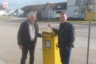 Johannes Thum (l.) und Matthias Fritzsche beim Einwurf der gesammelten Unterschriften.