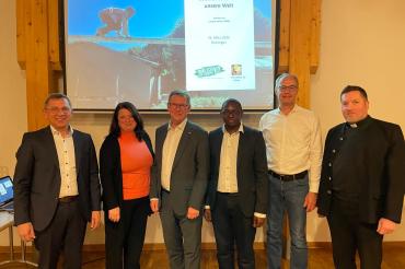 Auf dem Bild zu sehen (von links): Bürgermeister Wilhelm Rehklau, Patricia Feldmeier, Landrat Stefan Rößle, Kaplan Jerome Muyunga, Martin Stumpf (Vier Steine für Afrika e.V.), Stadtpfarrer Benjamin Beck.