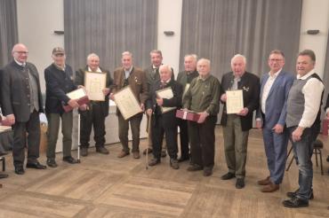 Vorstand des Jagdverbandes Donauwörth, LR Rößle mit den geehrten 60, 65 und 70-jährigen Jubilaren.