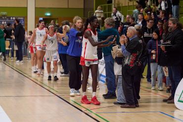 Ein letztes „High Five“ der Eigner Angels  mit den Fans, bevor es in die basketballose Zeit für die Eigner Angels geht. Im September starten sie dann in ihre 20. Erstligasaison. 