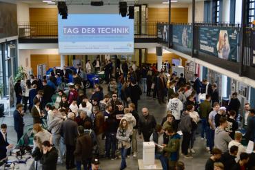 Reges Treiben in der Aula der Fritz-Hopf-Technikerschule Nördlingen. Die Veranstaltung stieß auf großes Besucherinteresse
