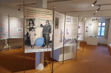 Die Wanderausstellung „Schwäbische Sinti und Roma in Vergangenheit und Gegenwart“ ist vom 17. März bis 8. November 2026 im Stadtmuseum Nördlingen zu sehen. Sie beleuchtet die Geschichte, Kultur und Lebenswelt der deutschen Sinti und Roma – von den ersten Belegen im 15. Jahrhundert über die Verfolgung im Nationalsozialismus bis in die Gegenwart.