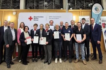 v.l.n.r.: Arthur Lettenbauer (BRK-Kreisgeschäftsführer), Landrat Stefan Rößle, Rita Ortler (stv. Bürgermeisterin Nördlingen), Edeltraud Feldmann, Monika Kanz, Manuela Lettenbauer, Michaela Mader, Dieter Thrän, Gudrun Deisenhofer, André Weiß (stv. Kreisbereitschaftsleiter), Michael Deisenhofer, Norbert Jawansky (Kreisbereitschaftsleiter), Christian Beutel, Marco Korhammer (Leiter der Jugendarbeit), Johann Natzer (Vorsitzender BRK Nordschwaben)