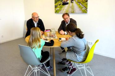 Martin Heilingbrunner (SGL Soziales beim BRK) und Wolfgang Fackler MdL beim Interview für die Schülerzeitung.