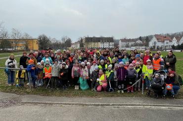 Mit Handschuhen und Müllsäcken im Einsatz: Zahlreiche Freiwillige machten Nördlingen bei der Flursäuberungsaktion 2026 wieder ein Stück sauberer.