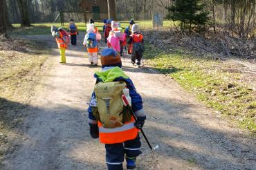 Die Kinder des BRK-Waldkindergartens „Lechfasane“ in Rain unterwegs bei der Flursäuberungsaktion des AWV.