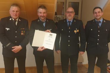 V.l.n.r.: Kreisbrandmeister Xaver Berchtenbreiter, Kassier Phillipp Starz, 1. Kommandant Andreas Boser, 1. Vorstand Dominik Blank