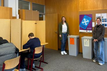 Die Gemeindliche Jugendarbeiterin Nina Thorwart (rechts) und Studienrätin Annika Ott (links) verwandelten ein Klassenzimmer der Realschule Maria Stern Nördlingen für die U18-Wahl der 10. Klassen in ein Wahllokal mit Wahlurnen und -kabinen.
