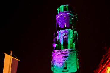 Das Bild zeigt das Wahrzeichen Nördlingens, den „Daniel“, der beim Rundum Kultur Kulturfestival 2024 erstmals mit einem Lichtkunstprojekt illuminiert wurde.