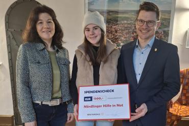 Spende statt Präsente: Simone und Ramona Gerstmeyr von der Bruckmühle Nähermemmingen übergeben an Oberbürgermeister David Wittner 1.500 Euro für die Stiftung „Nördlinger Hilfe in Not“ und setzen damit ein Zeichen für regionale Solidarität.