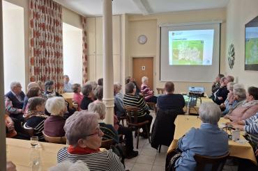 Großes Interesse am „DoRies-Mobil“: Jürgen Konofski vom Landratsamt Donau-Ries informierte in der Seniorenbegegnungsstätte in der Polizeigasse über das flexible Mobilitätsangebot. Rund 50 Besucherinnen und Besucher verfolgten den Vortrag aufmerksam und nutzten die Gelegenheit für Fragen.