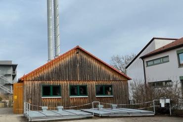 Die Hackschnitzelheizung in der Oskar-Mayer-Straße ist ein zentraler Baustein der kommunalen Wärmeversorgung: Über ein Wärmenetz versorgt sie unter anderem umliegende Schulen sowie das neue Kraterbad zuverlässig mit nachhaltiger Energie. Beim Infostand auf dem Frühjahrsmarkt wird unter anderem über das Thema Heizen und zukünftige Wärmeversorgung informiert.