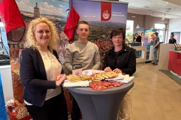 Informationsaustausch auf Augenhöhe: Am Stand der Stadt Nördlingen informierten sich zahlreiche Schülerinnen und Schüler über Ausbildungs- und Praktikumsmöglichkeiten und nutzten die Gelegenheit zum persönlichen Gespräch mit Vertreterinnen und Vertretern der Stadtverwaltung.