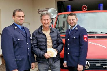 Das Bild zeigt von links: 2. Kommandant Stefan Wiedenmann, Martin Oberman, 1. Vorsitzender Simon Schmidbaur