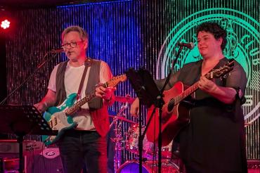 Die „Annette und Alexander BeatBand“ spielt zur Nördlinger Kneiptour im evangelischen Gemeindezentrum.