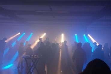 Zwischen Nebel, Beats und bunten Lichtstrahlen feiert die Menge ausgelassen auf der Tanzfläche.