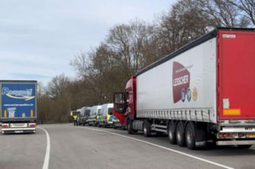 In Harburg wurden zahlreiche Lkw von der Polizei kontrolliert.