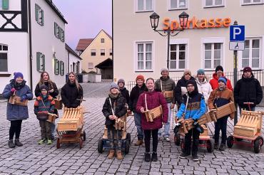 Auch in Monheim sind die Kinder mit ihren Ratschen unterwegs.