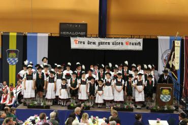 Trachtenverein Rain bei einer Aufführung