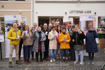 (v.l.n.r): Stadträte Wolfgang Goschenhofer, Thomas Mittring und Gabriele Fograscher, Bezirksrat Peter Schiele, Irene Hilz, Aufsichtsrat Erwin Seiler, Manfred Steger, 3. Bürgermesiterin Gudrun Löffler-Gebert, Aufsichtsrat Johann Kechele, Vanessa Stumpf vom Modegeschäft Lettenbauer, Irene Rau Aufsichtsrat, Florian Strasser,  Sigrid Herzog, Natalie Schlicker, Kornelia Brüske