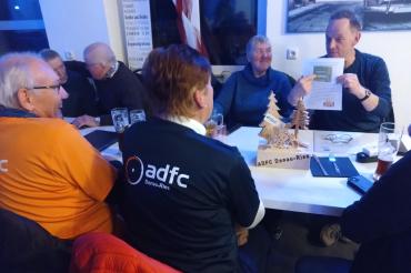 Steffen Reddel informiert über die für Ostermontag geplante Pilger-Tour auf der Jakobus Ries-Radrunde.