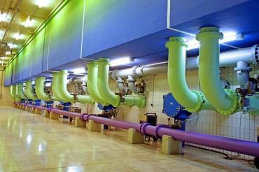 Im Wasserwerk in Genderkingen sind die Leitungen, durch die das Rohwasser und das Reinwasser fließt farblich abgegrenzt.