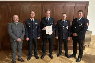Uwe Stropek wird für 45 Jahre aktiven Feuerwehrdienst geehrt.