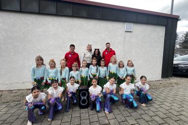 Auf dem Bild sind hinten v. l. n. r. Christian Baur (1. Vorstand der Rot-Weissen-Burgstädter e. V.),  Meike Jörg und Alina Schmidt (Trainerinnen der Just Dance Tanzgruppen) und Martin Müller (2.  Vorstand der Rot-Weissen-Burgstädter e. V.). In den vorderen beiden Reihen sind Tänzerinnen der  Just Dance Minis und Kids zu sehen