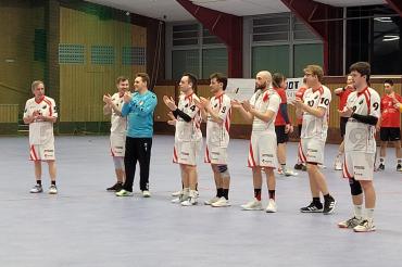 Die zweite Herrenmannschaft verabschiedete sich beim letzten Heimspiel der Saison mit einer engagierten Leistung von den Fans in der Schmutterhalle.