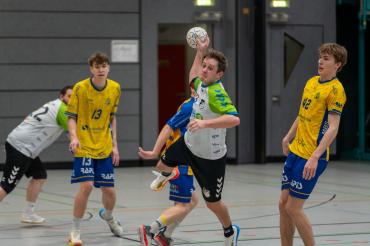 Spielmacher Jago Heinisch (am Ball) verletzte sich nach einem harten Einsteigen des Gegenspielers und musste zur weiteren Untersuchung ins Krankenhaus gebracht werden.