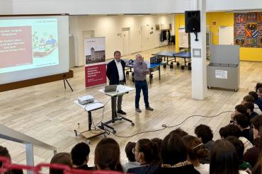 Mit seinem Vortrag 'Verwaltet – Vergast – Vergessen' erinnert Dr. Merkl an die Taten der NS-Zeit in der eigenen Heimat.
