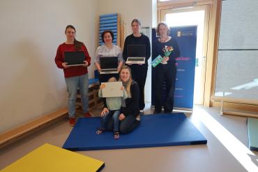hinten von links: Theresa Meßner (Elternbeirat), Helga Peters (Kita-Leitung), Claudia Büchele (Stadtverwaltung), Karin Frank (LEW); vorne: Daniela Deeg (Elternbeirat).