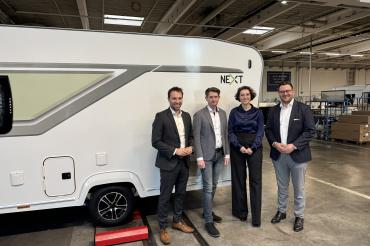 v.l.n.r. Matthias Hausmann, Regionalgeschäftsführer Nordschwaben, Andreas Dirr, Vorsitzender der IHKRegionalversammlung Donau-Ries, Theresa Ulbricht, Kreissprecherin der Wirtschaftsjunioren Donau-Ries, Thomas R.  Mayer, stellvertretender Kreissprecher der Wirtschaftsjunioren Donau-Ries.