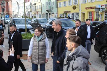Der bayerische Ministerpräsident Dr. Markus Söder und Claudia Marb in Donauwörth.